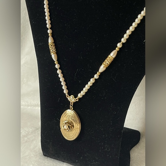 Amazing, vintage faux, pearl gold tone locket 1928 necklace with rose - Picture 4 of 6
